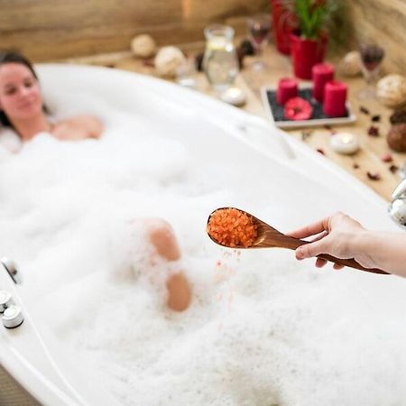 Wine Wellness Hotel Amande Hustopece Bagian luar foto