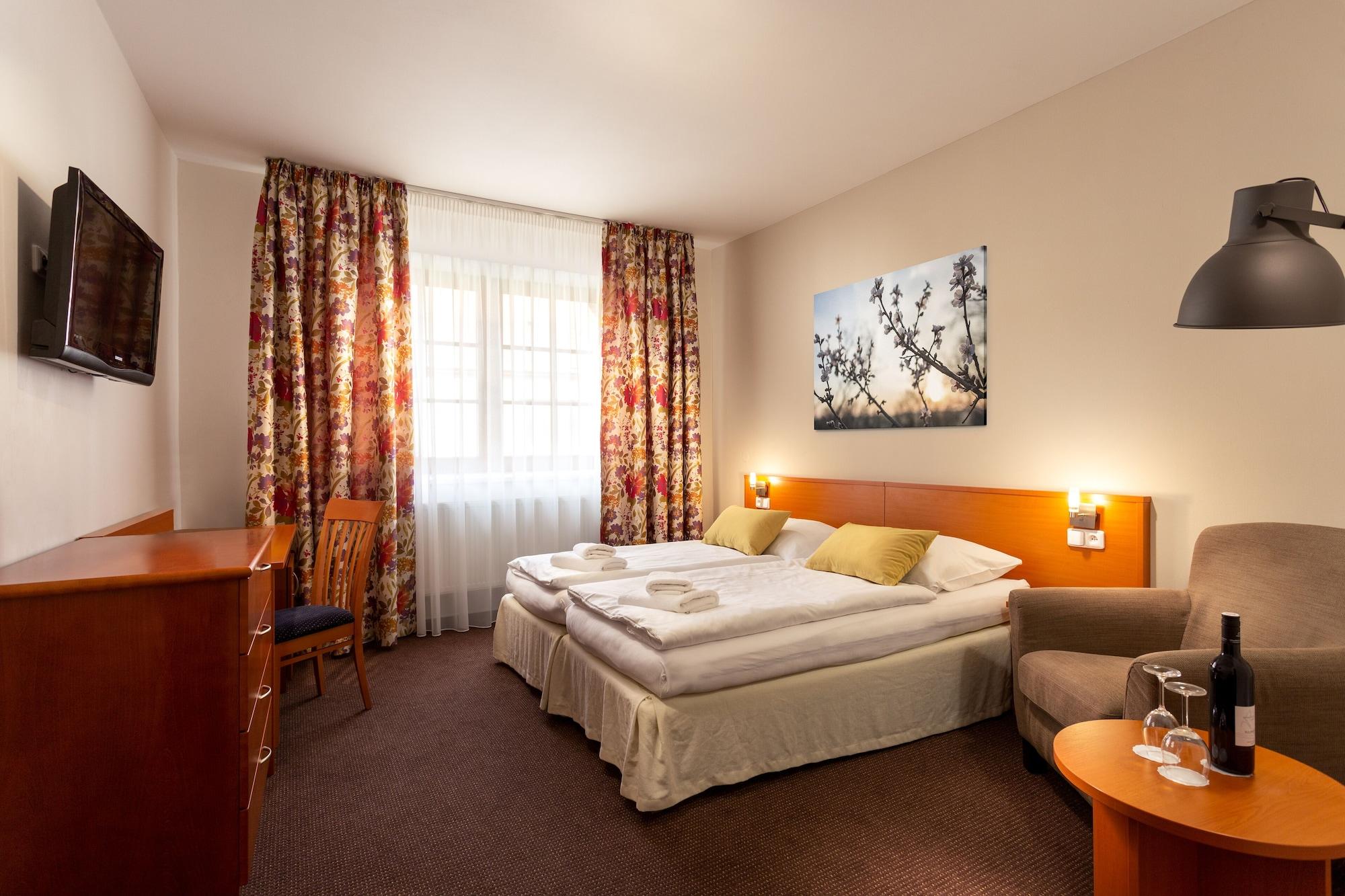 Wine Wellness Hotel Amande Hustopece Bagian luar foto