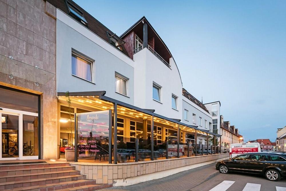 Wine Wellness Hotel Amande Hustopece Bagian luar foto