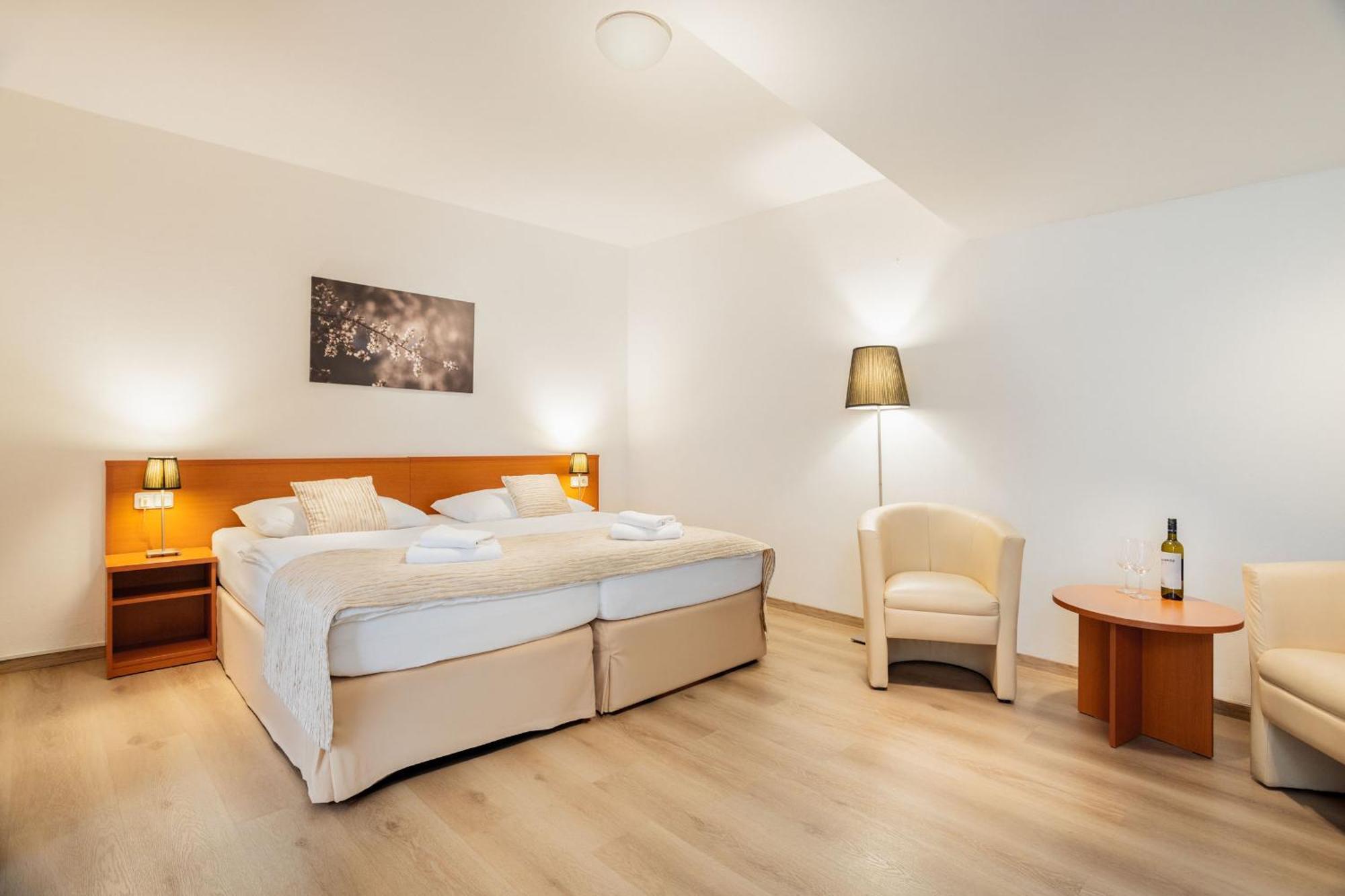 Wine Wellness Hotel Amande Hustopece Bagian luar foto