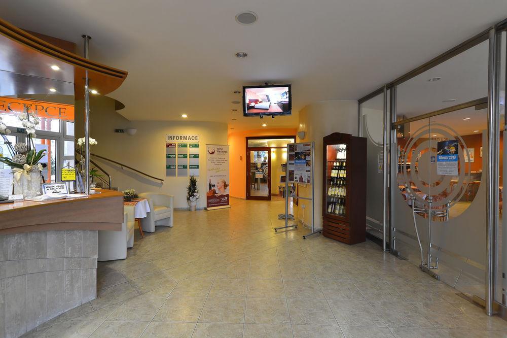 Wine Wellness Hotel Amande Hustopece Bagian luar foto