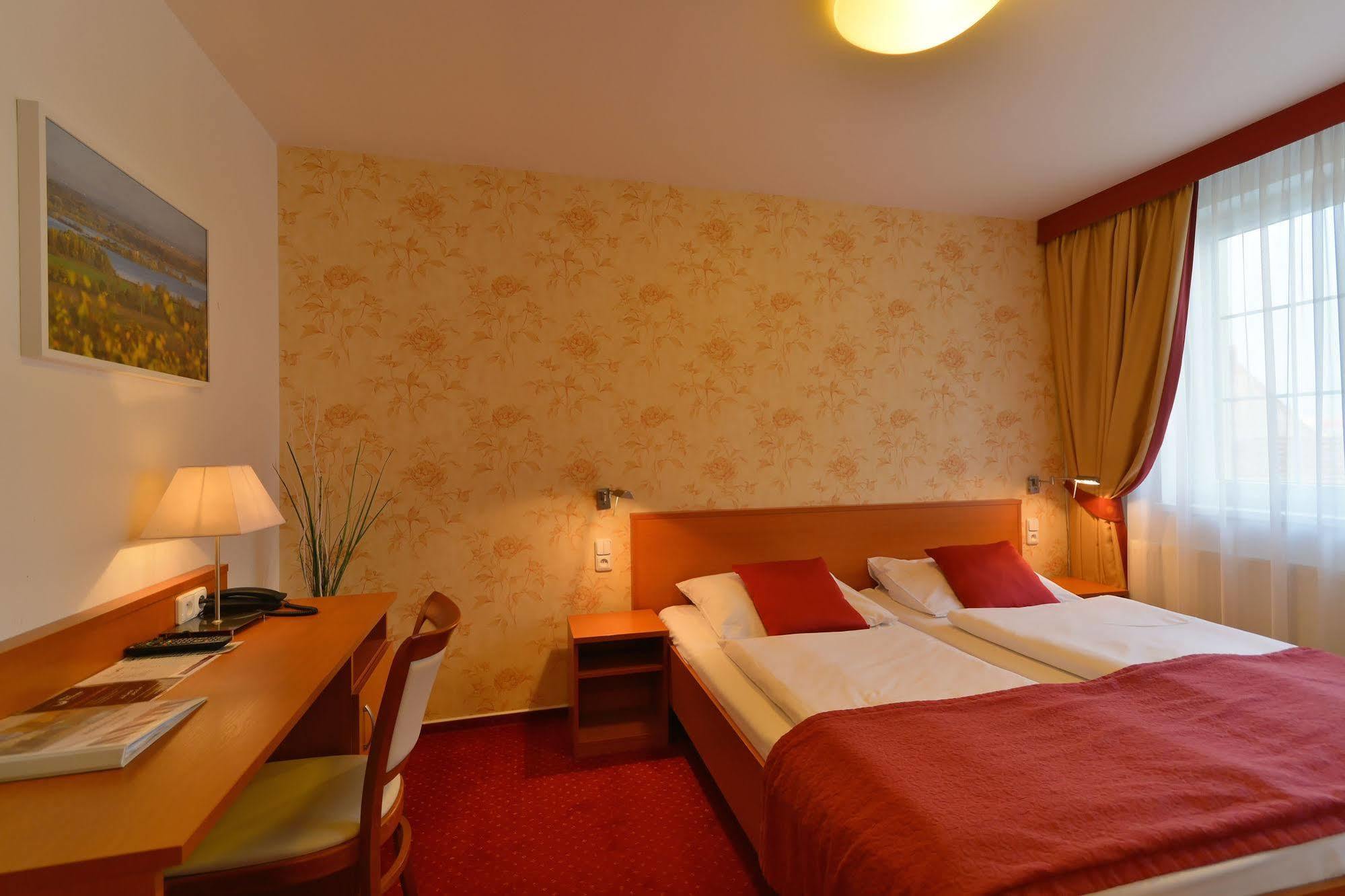 Wine Wellness Hotel Amande Hustopece Bagian luar foto