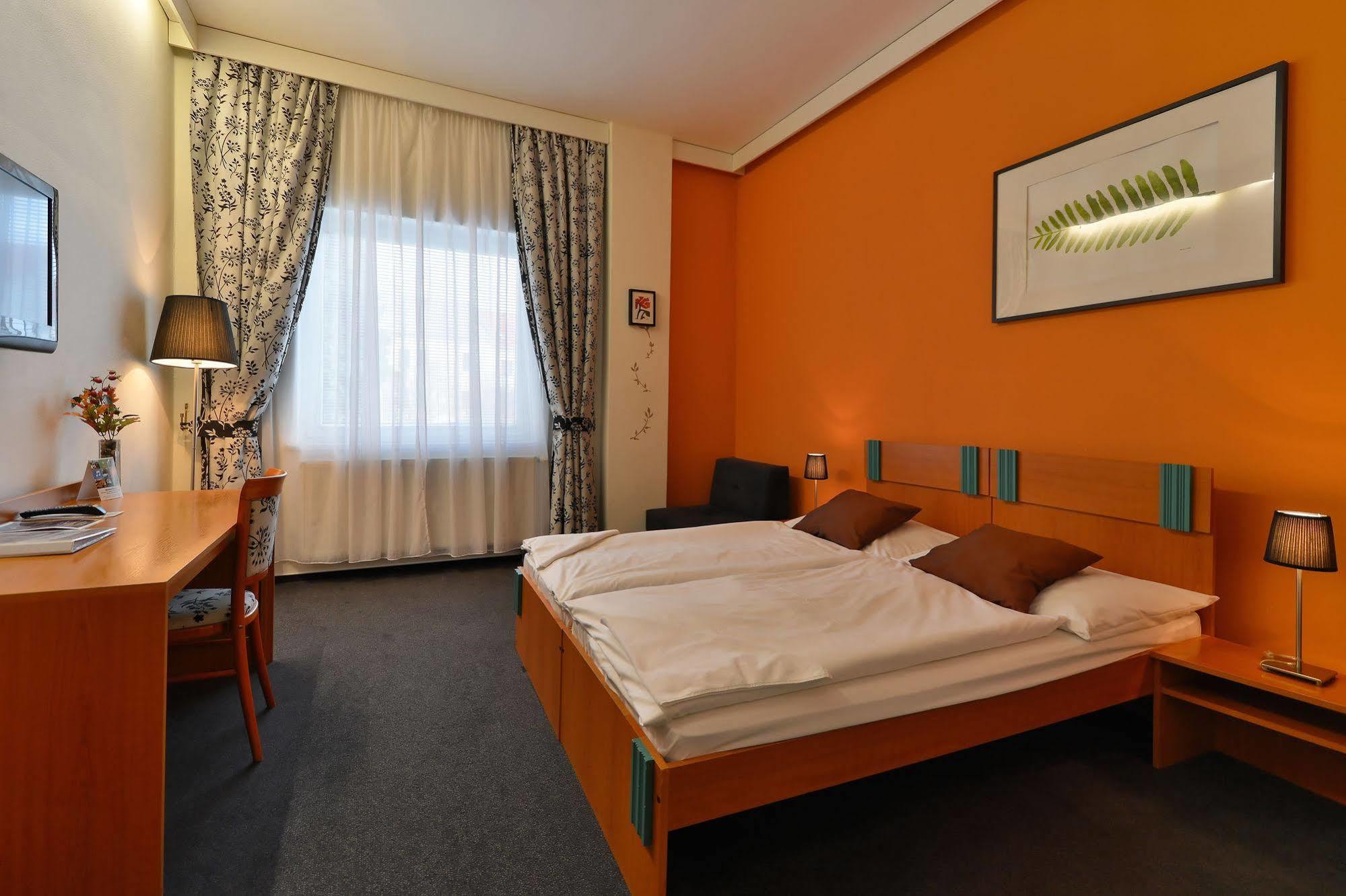 Wine Wellness Hotel Amande Hustopece Bagian luar foto