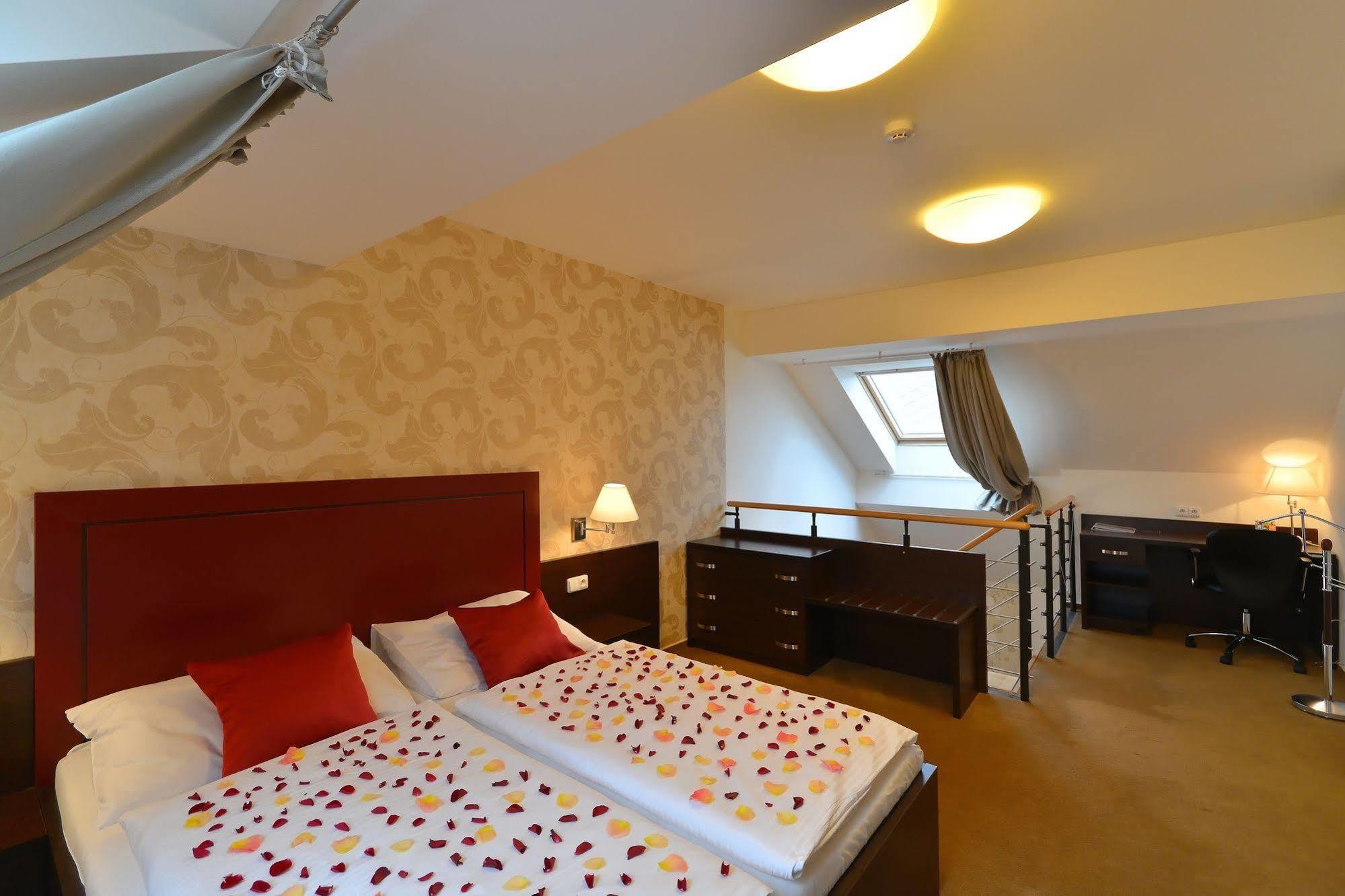 Wine Wellness Hotel Amande Hustopece Bagian luar foto